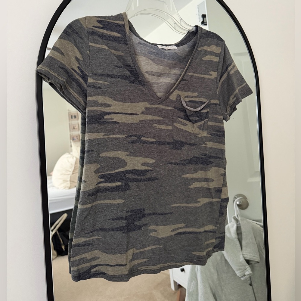 Socialite Camo V-Neck Pocket Tee - Green/Gray